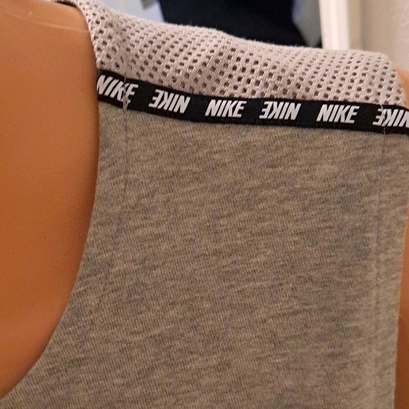 Mens Nike Legend Sleeveless Crew Neck Grey Tee with Upper Back Mesh Panel - Picture 9 of 9